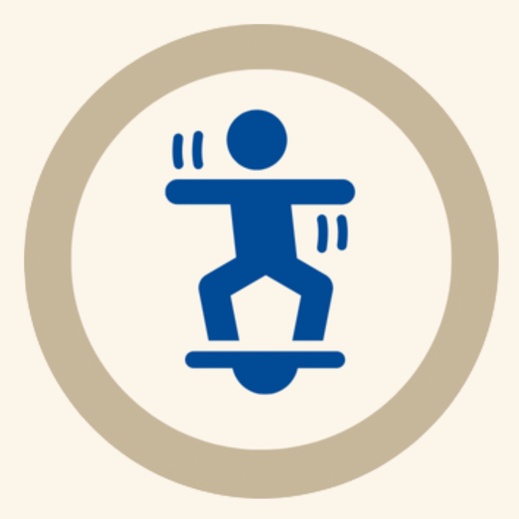 Eine skizzierte Person steht auf einem Balance-Board und versucht zu balancieren. Das Logo ist rund, in beigen Farben. Das Männchen ist schemenhaft in Blau dargestellt.